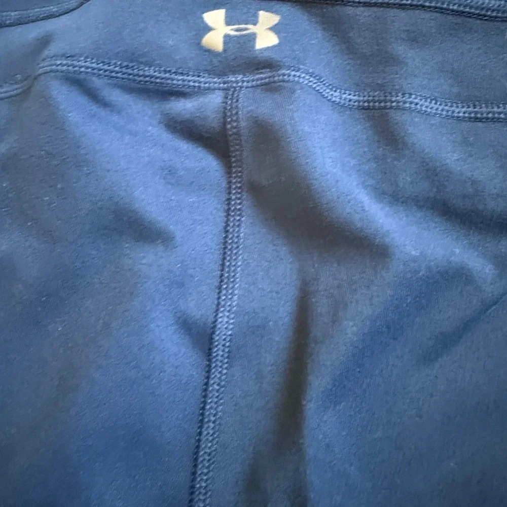 Under Armour Women’s Medium Dark Blue Fitted Pants